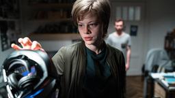 Jennifer Reitwein (Emma Bading) will das VR-Headset von Pierre (Jonas Hämmerle) ausprobieren.