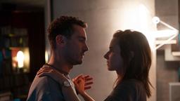 Johanna (Karin Hanczewski) bringt Philipp (Louis Nitsche) den langsamen Walzer bei, und er macht ihr dabei einen überraschenden und verwerflichen Vorschlag.