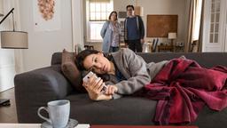 Katrin (Nicolette Krebitz) liegt auf dem Sofa, während Philipp (Hary Prinz) und Renate (Patricia Hirschbichler) darauf warten, dass Katrin den Tee mit dem Schlafmittel trinkt.
