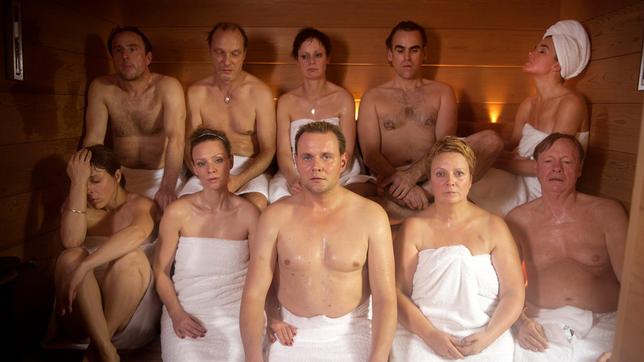 Bildquelle: WDR/ Bernd Spauke Körperliche Wellness hat sich inzwischen in unserer Gesellschaft etabliert und entsprechende Angebote gehören in jedem besseren Hotel zum guten Ton. Ein Wasserschloss in Nordrhein-Westfalen bietet als neue Geschäftsidee neben den obligatorischen Aufgüssen für den Körper auch ein Angebot für die Seele: Ein Wochenende mit professioneller Paartherapie. Fünf Paare mittleren Alters haben diese Frischzellenkur gebucht. Wie in Jan Georg Schüttes vielfach preisgekrönter Beziehungskomödie „Altersglühen – Speed Dating für Senioren“ agieren auch in der WDR-Produktion „Wellness für Paare“ die Schauspieler wieder ohne ausgearbeitetes Drehbuch lediglich auf der Basis von Figur-und Paarprofilen. Für das hochkarätig besetzte Schauspielensemble ist der Film zugleich ein Wagnis als auch ein Fest. Niemand weiß, welche Themen seine bessere Hälfte anschneidet, welche Fragen die Therapeuten Jörg Pannenbäcker, Martin Horn und Martha Nelle stellen, welche Beziehungsprobleme offenbart und behandelt werden könnten, kurz: wohin die Reise geht. - Das Wochenende gebucht haben die Paare: Anke Engelke(oben rechts)/Sebastian Blomberg (oben), Anneke Kim Sarnau (unten links)/Bjarne Mädel (oben links), Gabriela Maria Schmeide (unten) /Michael Wittenborn (unten rechts), Katharina Marie Schubert (oben Mitte)/Martin Brambach (oben) sowie Magdalena Boczarska (unten, 2.v.l./Devid Striesow (unten Mitte).
