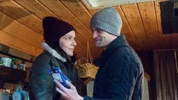 Marcel (Michael Steinocher) bietet Katrin (Nicolette Krebitz) einen Tee an und kommt ihr dabei ziemlich nahe.