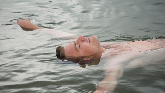 Bildquelle: NDR/ Christine Schroeder UNTER DER HAUT: Martin Siedler (Friedrich Mücke) lässt sich auf dem Wasser treiben.