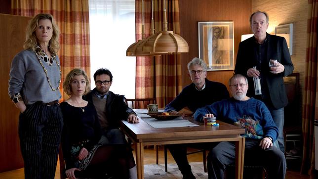 Bild: SWR/Christiane Pausch Nach dem Tod des Vaters bzw. Schwiegervaters sind Linda (Leslie Malton), Franziska (Brigitte Zeh), Uli (Michael Rotschopf), Jakob (Dominic Raacke), Joschi (Joachim Król) und Fred (Herbert Knaup) in dessen Haus eingetroffen, weil sie hoffen, die Testamentsfrage zu ihren Gunsten zu lösen.