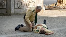 Oh Nein! Hubert (Christian Tramitz) wurde getroffen und liegt am Boden. Girwidz (Michael Brandner) bangt um seinen Kollegen.
