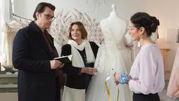 Renate (Patricia Hirschbichler) und Philipp (Hary Prinz) suchen heimlich das Hochzeitskleid für Katrin aus.