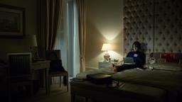 IN DER FALLE: Simone Carstensen-Kleebach (Claudia Michelsen) genießt die Ruhe im Hotelzimmer.