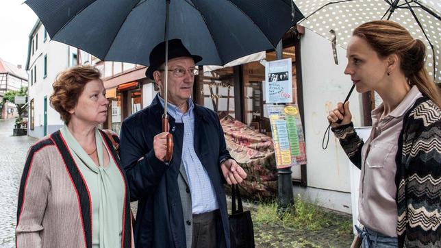 Bild: HR/Bettina Müller Sylvia Blok (Imogen Kogge, li.), Hermann Blok (Rainer Bock) und Eva Sanders (Petra Schmidt-Schaller).