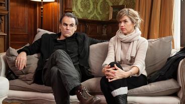 Bildquelle: WDR/ Bernd Spauke Therese Pönsgen (Anke Engelke) und Thomas Leber (Sebastian Blomberg) sind seit sieben Jahren zusammen. Ihm fehlt als Fotograf der Erfolg, sie besitzt ein erfolgreiches Catering-Unternehmen. Altersmäßig ist Therese ihrem Freund sechs Jahre voraus, was sie immer mehr als schwerwiegendes Problem empfindet. Thomas wünscht sich Kinder, eine Familie – sie fühlt sich mit 50 deutlich zu alt, um Mutter zu werden, und spricht unter den Augen der Therapeuten aus, was sie denkt: dass Thomas eine jüngere Frau brauche. Ihr Freund reagiert bestürzt: Ob das ihre Mission sei – Trennung unter Anleitung?