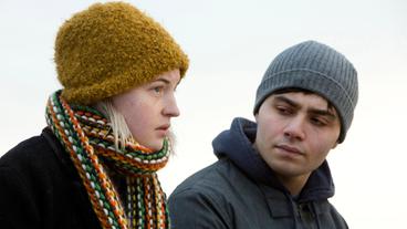 Tina Baumann (Sarah Mahita) spricht mit Samet Eroglu (Aram Arami) auf dem Dach des Krankenhauses.