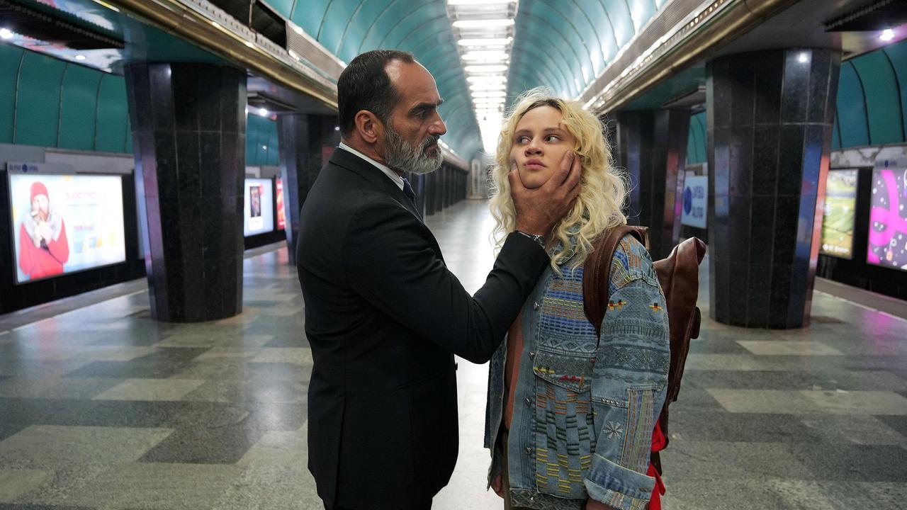 Tofik Gasimov (Navid Neghaban) macht Leyla Kasparjan (Luna Jordan) klar, dass sie mit politischer Berichterstattung und Agitation aufhören soll, sonst droht ihr erneut das Gefängnis.
