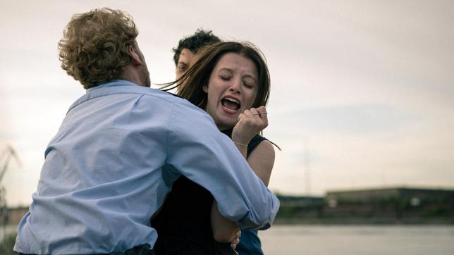 Bildquelle: WDR/ Alexander Fischerkoesen Trigger wie Polizeisirenen oder die Farbe Rosa lösen Panikattacken und Flashbacks bei Antonia (Jella Haase) aus.