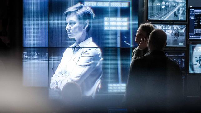 Bild: WDR/Nik Konietzny In den Fokus der Ermittler gerät Richterin Elke Seeberg (Christiane Paul, auf dem Screen).