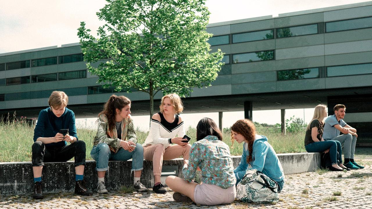 Von links: Jennifer Reitwein (Emma Bading) im Schulhof mit Louise (Anna Jung), Vicky (Berit Vander), Rosario und Line (Nadja Sabersky).