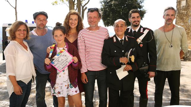 Bildquelle: ARD Degeto/Epo Film/Glory Film// Petro Domenigg Von links nach rechts: Rita Serra-Roll (Produzentin), Lucas Gregorowicz, Bianca Nawrath, Clelia Sarto, Matthias Steurer (Regie), Pino Ammendola, Giovanni Auriemma, Stefan Ditmer (Kamera)