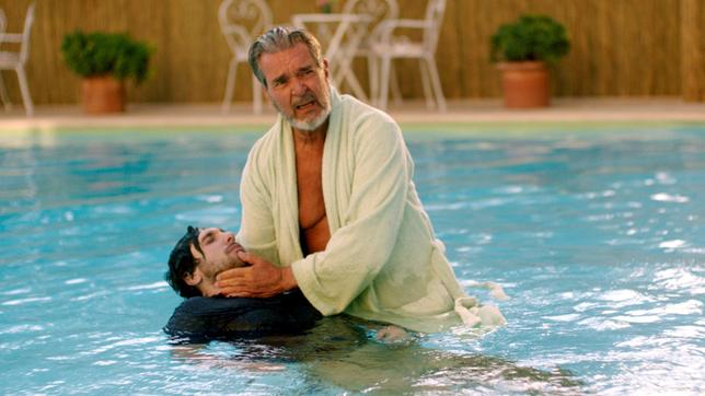 Bild: ARD Degeto/Yellow Bird/David Hellman Männerleiche im Hotelpool: Für Kommissar Bäckström (Kjell Bergqvist, re.) beginnt ein neuer Fall.