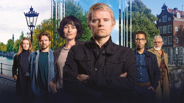 Bild: ARD Degeto/Company Pictures Der Amsterdamer Kommissar Piet Van der Valk (Marc Warren, Mitte) und sein Team Inspector Lucienne Hassel (Maimie McCoy, 3. v. li.), Sergeant Brad De Vries (Luke Allen-Gale), Job Cloovers (Elliot Barnes-Worrell), der Pathologe Hendrik Davie (Darrell D'Silva) und seine seine Chefin Julia Dahlman (Emma Fielding).