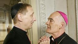 Bischof Hemmelrath (Hans-Michael Rehberg) und Monsignore Mühlich (Gilbert von Sohlern) versetzen ihren urbayerischen Pfarrer mit dem Hang zum "Kriminalisieren" diesmal ausgerechnet nach Franken.