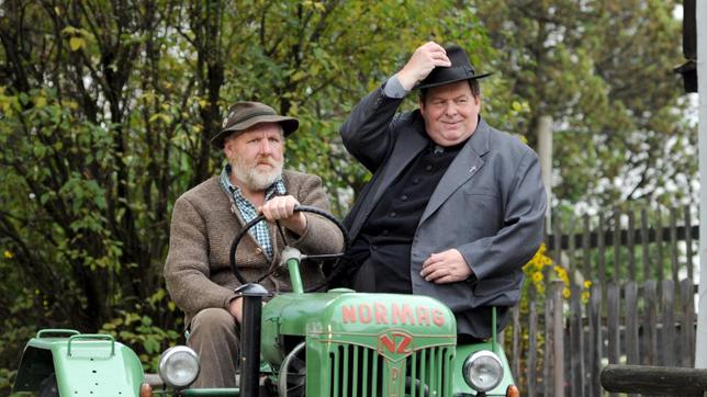 Bild: ARD Degeto/Caro von Saurma Pfarrer Braun (Ottfried Fischer) fährt per Anhalter durch Nussdorf.