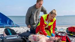 Dr. Heckmann (Patrick Heyn, Mitte) und Nora (Tanja Wedhorn) versorgen den verletzten Kite-Surfer Ben (Justus Johanssen.