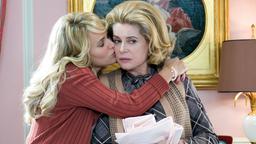 Das Schmuckstück: Joëlle (Judithe Grodèche) gibt ihrer Mutter Suzanne Pujol (Catherine Deneuve) einen Kuss auf die Wange.