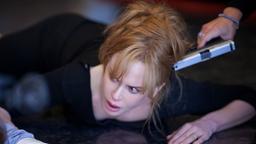 Trespass: Sarah (Nicole Kidman) wird mit der Waffe bedroht.