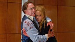 Trespass: Kyle (Nicolas Cage) ist verletzt. Er nimmt Sarah (Nicole Kidman) in den Arm und will sie schützen.
