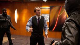 Trespass: Der Diamantenhändler Kyle Miller (Nicolas Cage) versucht, die Einbrecher zu beschwichtigen.