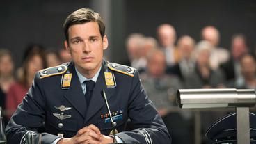 Bildquelle: ARD Degeto/Moovie GmbH/Julia Terjung/ Julia Terjung Held oder Mörder? Der Angeklagte Eurofighter-Pilot Lars Koch (Florian David Fitz).