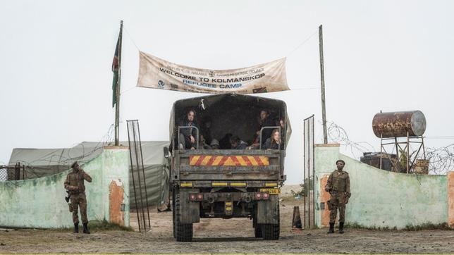 Bild: WDR Die Flüchtlinge werden in Namibia in ein Auffanglager gebracht.