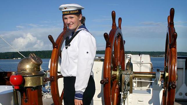 Die 18-jährige Offiziersanwärterin der Bundesmarine, Jenny Böken, am Ruder der Gorch Fock