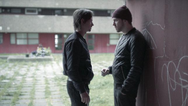 Bildquelle: WDR/UFA FICTION GmbH/ Jakub Bejnarowicz AUF KURZE DISTANZ: Dudeks Erwartungen ubertreffend gewinnt Klaus (Tom Schilling, l) schnell das Vertrauen und die Freundschaft von Luka Moravac (Edin Hasanovic), dem jüngsten Neffen von Aco Goric.