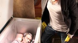 Toni Costa findet eine Leiche in einer Kühltruhe