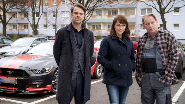 Bild: MDR/filmpool fiction/Stefan Erhard Matthias Matschke (Rolle Dirk Köhler), Claudia Michelsen (Rolle Doreen Brasch) und Ben Becker (Rolle Klaus Wagner) (v.l.n.r.)