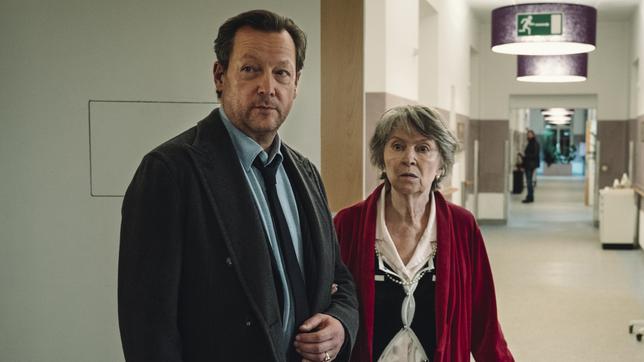 Bildquelle: BR/die film gmbh /Hendrik Heiden/ BR/die film gmbh /Hendrik Heiden Hat ihre Demenz Elisabeth Strauß etwa doch nur einen bösen Streich gespielt? Von links: Kommissar von Meuffels (Matthias Brandt) und Elisabeth Strauß (Elisabeth Schwarz).