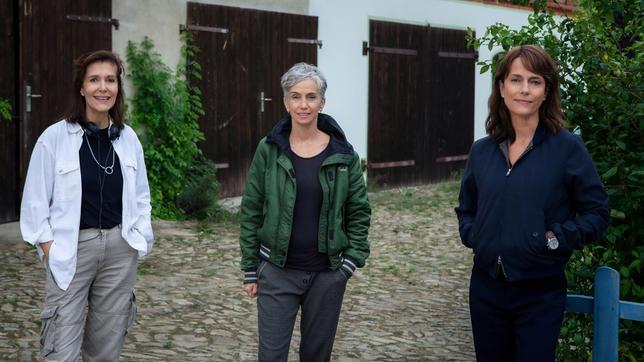 Bild: MDR/filmpool fiction/Conny Klein Drehstart zum "Polizeiruf 110: Blackout" (AT) (v.l.n.r.): Ute Wieland (Regie), Eeva Fleig (Kamera), Claudia Michelsen (Rolle: Doreen Brasch)