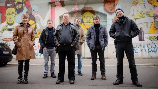 Bild: MDR/Felix Abraham Drehstart für den Jubiläums-"Polizeiruf 110: An der Saale hellem Strande" (v.l.n.r.): Iris Kiefer (Produzentin Filmpool Fiction), Nikolai von Graevenitz (Kamera), Peter Kurth (Rolle Henry Koitzsch), Clemens Meyer (Drehbuchautor), Peter Schneider (Rolle Michael Lehmann) und Thomas Stuber (Regie und Drehbuch)