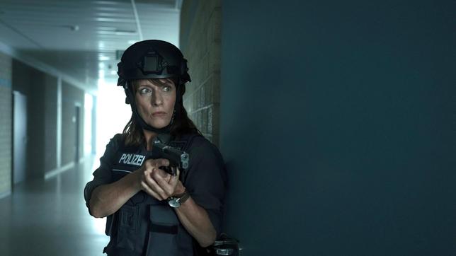 Bild: MDR/filmpool fiction/Stefan Erhard Brasch (Claudia Michelsen) betritt mit vorgehaltener Waffe den Philosophieraum.