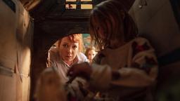 Die kleine Holli (Mathilda Graf) versteckt sich vor der Welt (mit Lina Beckmann).
