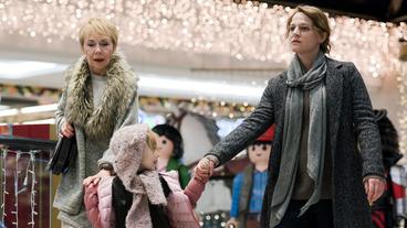 Bild: rbb/Oliver Feist Kriminalhauptkommissarin Olga Lenski (Maria Simon, re.) kann die Shopping-Begeisterung ihrer Tochter Alma Lenski (Aennie Lade) und ihrer Mutter Maria Lenski (Natalia Bobyleva) nicht teilen.