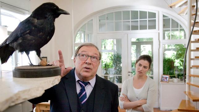 Bild: MDR/Andreas Wünschirs Schmücke (Jaecki Schwarz, links) will mit Maria Wanka (Esther Zimmering, rechts) einen Widerspruch in den Aussagen klären.