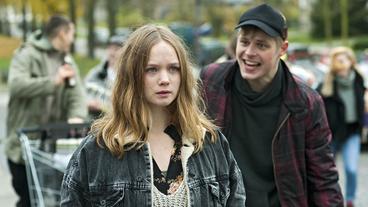Bild: rbb/Oliver Feist Ulrike Kohlmorgen (Sofie Eifertinger) und ihr Freund Alex (Karl Schaper)