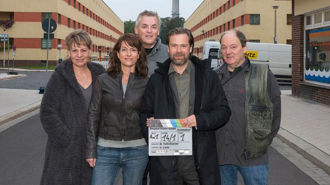 Bild: MDR/Christine Schroeder Produzentin Iris Kiefer, Claudia Michelsen, Regisseur Matthias Tiefenbacher, Matthias Matschke und Kameramann Hanno Lentz (v.l.n.r.)
