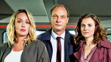 Bildquelle: MDR/ Andreas Wünschirs Das Team aus Dresden: Kommissariatsleiter Peter Michael Schnabel mit den Ermittlerinnen Gorniak und Sieland (v.l.n.r.)