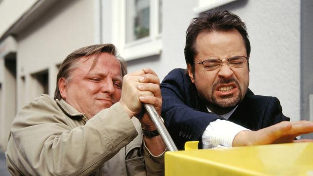 Bildquelle: WDR/Michael Böhme Thiel und Boerne brechen einen Briefkasten auf
