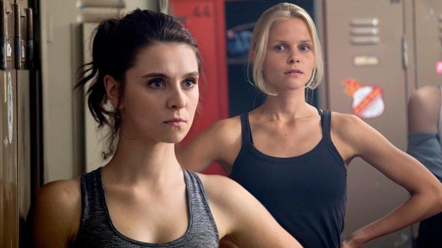 Annika Lobinger (Natalia Rudziewicz, l) und Saskia Unger (Sinja Dieks, r) erfahren, wer von beiden nach dem Tod ihrer strengen Tanztrainerin künftig das Training leiten soll.