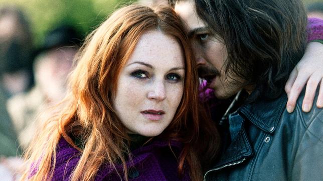 Bild: SWR/Sabine Hackenberg Astrid Frühwein (Emma Jane) und Wilhelm Jordan (Elias Popp) 1977 bei der Beerdigung der Stammheim-Gefangenen.