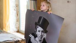 Lilly, die junge Tochter der Toten sucht Trost bei einer Marlene Dietrich-Fotomontage ihrer Mutter.