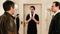 TATORT: Flückiger (Stefan Gubser) will Ali Al-Numi (Nadim Jarrar) befragen und wird vom Hotel Manager (Matthias Hungerbühler) auf den diplomatischen Status des Ministers hingewiesen.