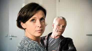 Bildquelle: WDR/ Martin Menke Kommissar Max Ballauf befragt Hella Scholten.