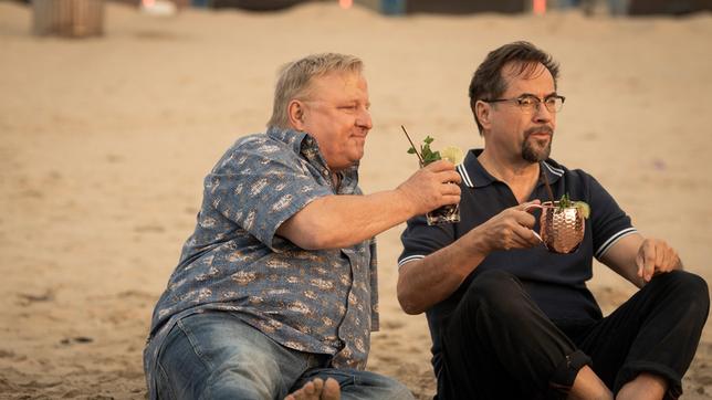 Boerne (Jan Josef Liefers, r) und Thiel (Axel Prahl) feiern den gelösten Fall mit einem Drink am Meer.